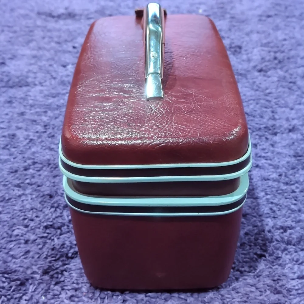 Vintage Samsonite Silhouette II Burgundy Red Train Clam Case No keys